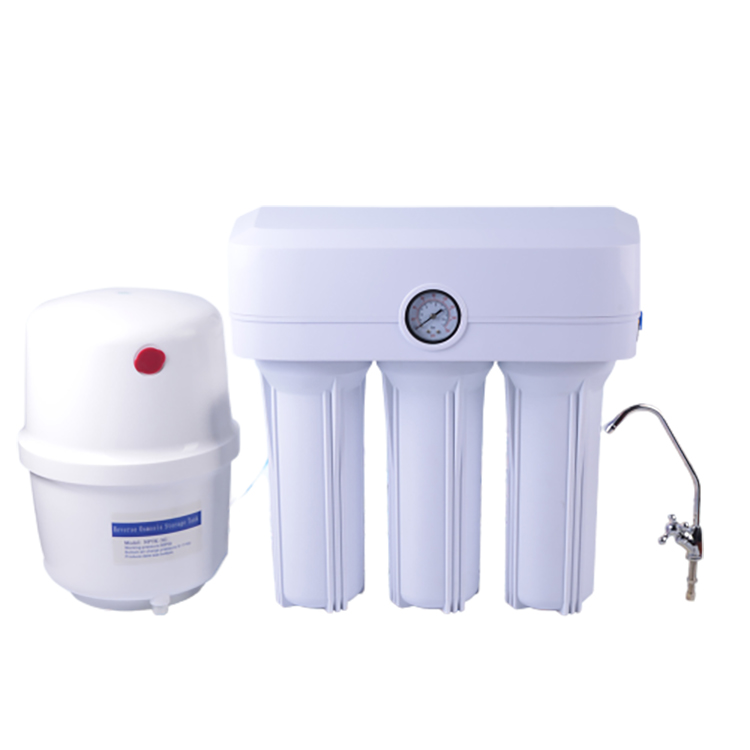 Domestic undersink reverse osmosis water filter without pump
